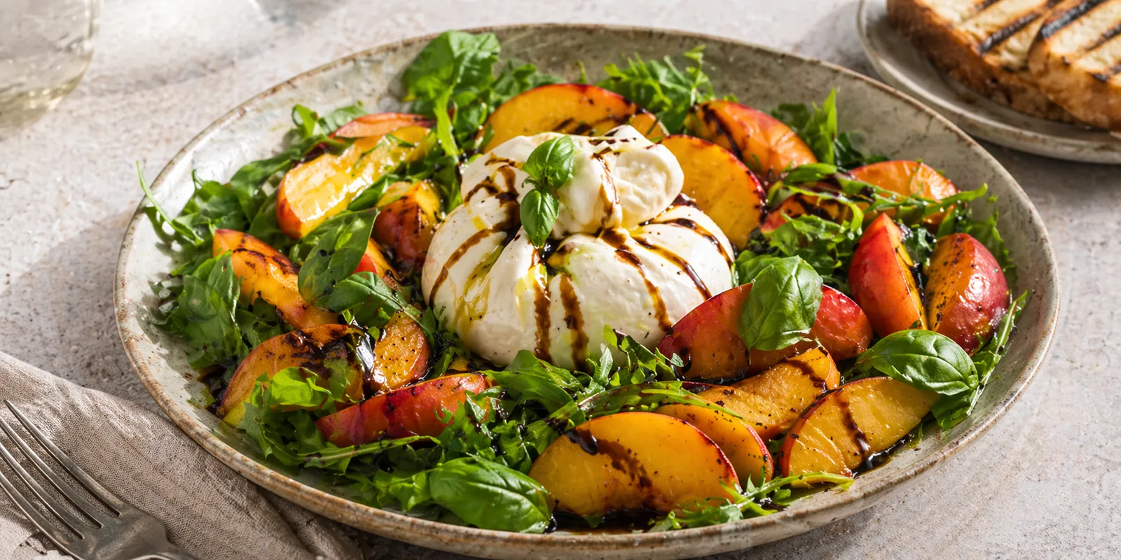 Салат с персиками, бурратой и базиликом